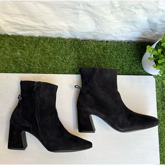 Paul Green Nepal Bootie
SQUARE FLARED BLOCK HEEL SUEDE BLACK  UK 5 US 7.5 
$455 - Picture 6 of 16